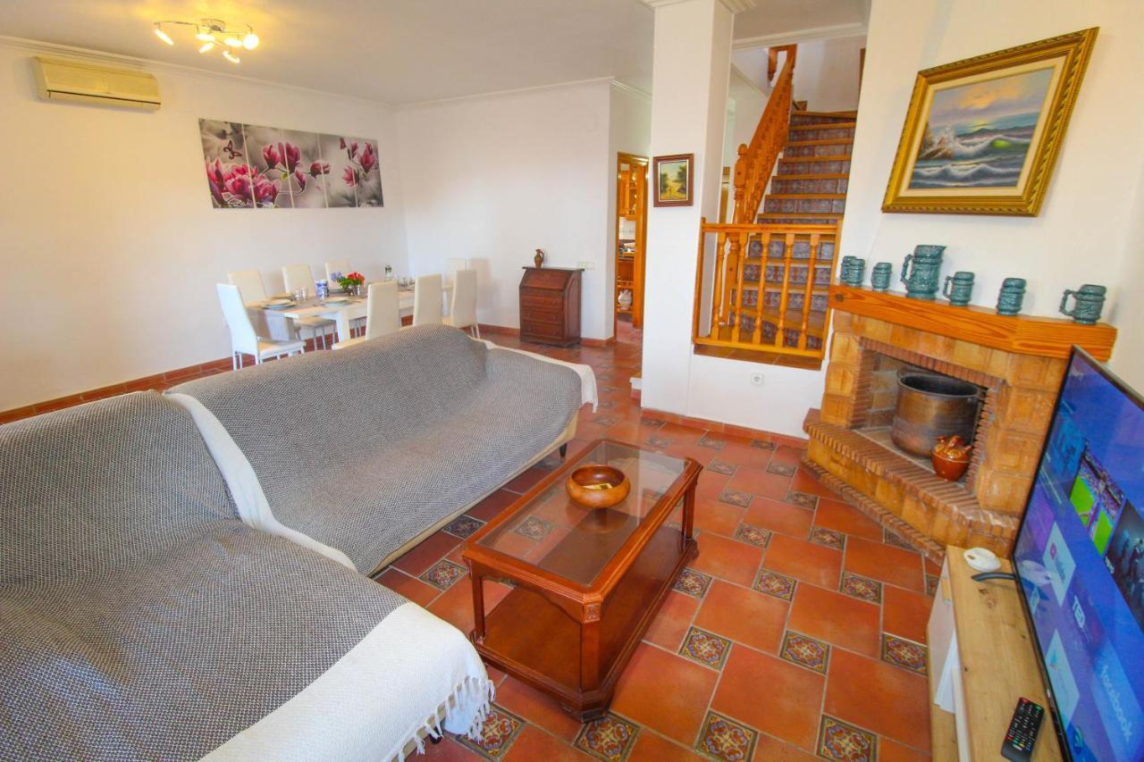 Great Villa, Sea Views, 20 Secs Walk To The Beach, Bbq, 9 People, 5 Mins Car From Center, Sailing Club 3 Mins Walk Willa