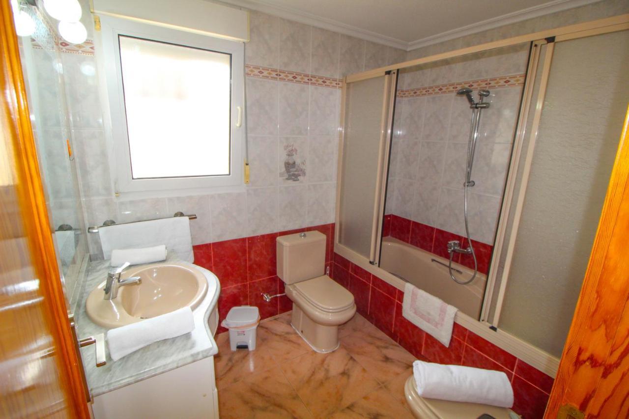 Willa Great Villa, Sea Views, 20 Secs Walk To The Beach, Bbq, 9 People, 5 Mins Car From Center, Sailing Club 3 Mins Walk