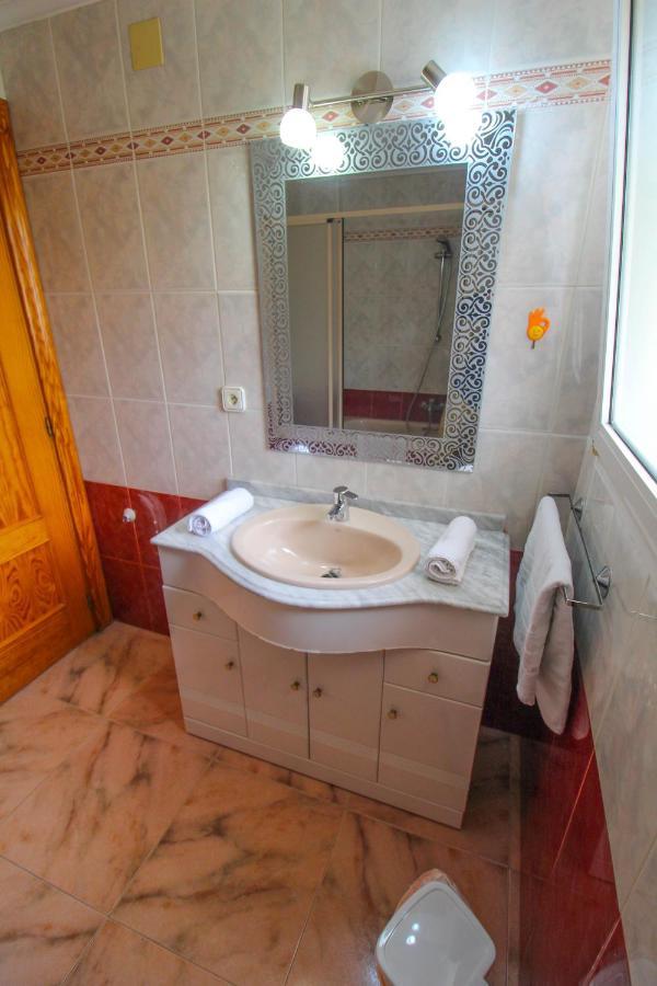 Willa Great Villa, Sea Views, 20 Secs Walk To The Beach, Bbq, 9 People, 5 Mins Car From Center, Sailing Club 3 Mins Walk *
