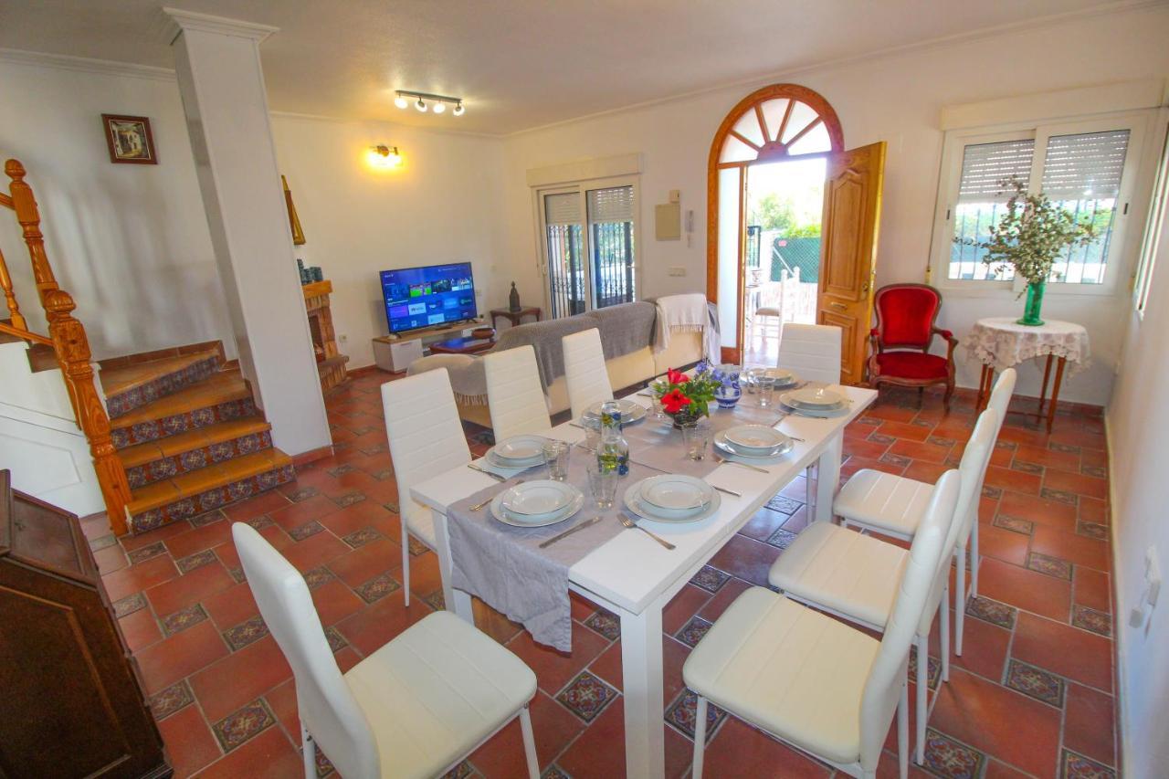 Willa Great Villa, Sea Views, 20 Secs Walk To The Beach, Bbq, 9 People, 5 Mins Car From Center, Sailing Club 3 Mins Walk *
