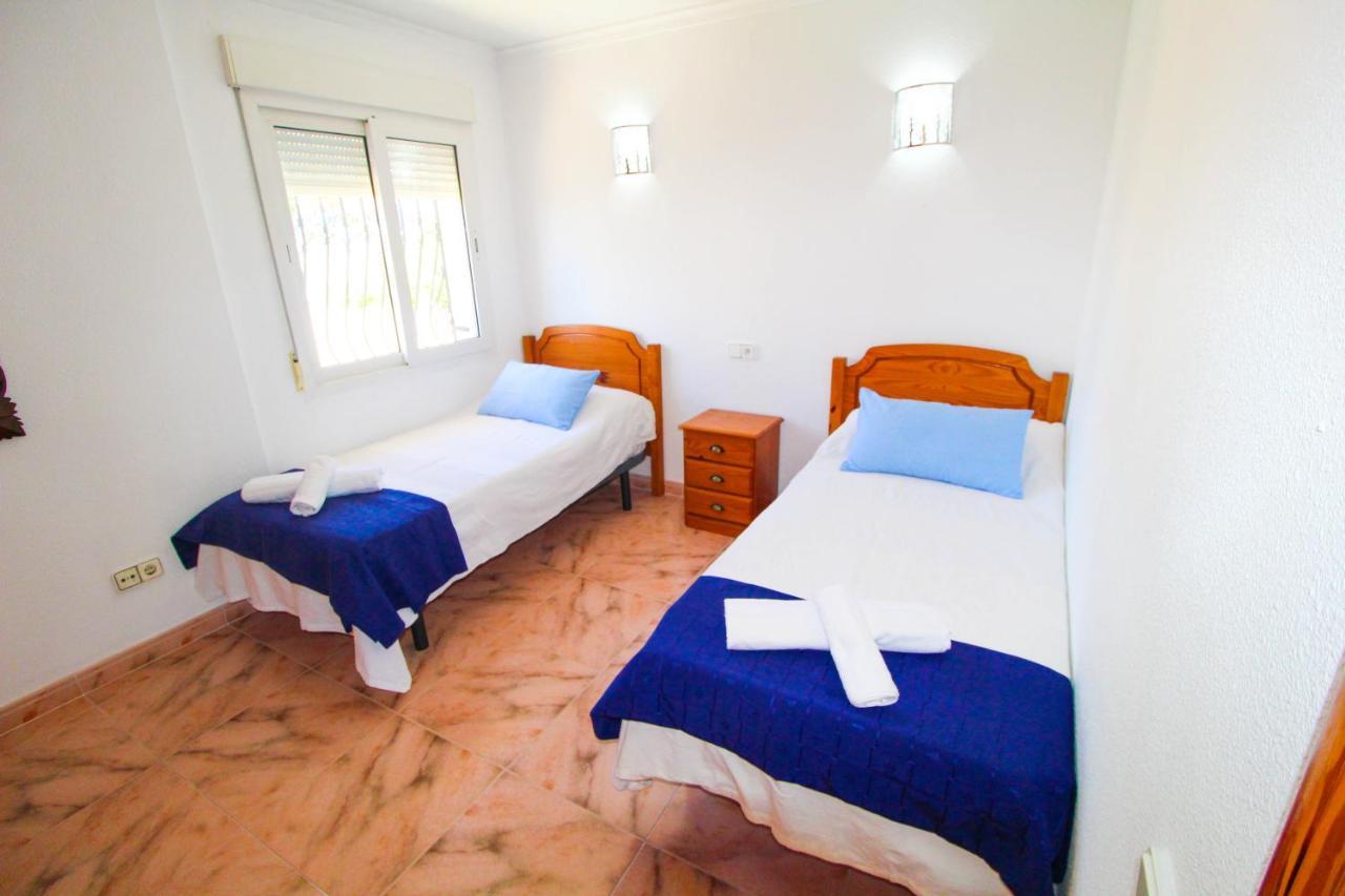 Great Villa, Sea Views, 20 Secs Walk To The Beach, Bbq, 9 People, 5 Mins Car From Center, Sailing Club 3 Mins Walk Willa